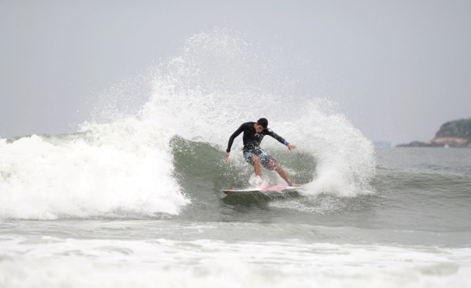 Gabriel André, praia do Tombo, Guarujá (SP). Foto: Leonardo Bosco.