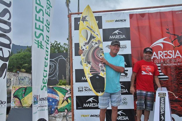 ganhador da prancha maresia paulista pro domingo foto munir el_hage Maresia Paulista Profissional 2015, Maresias, São Sebastião. Foto: Thais Serra.