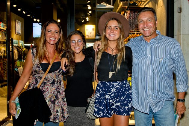 Ana, Chloé, Maria Clara e Miguel Calmon, festa de lançamento da loja da Quiksilver em Ipanema, Rio de Janeiro. Foto: Eduardo Farias.