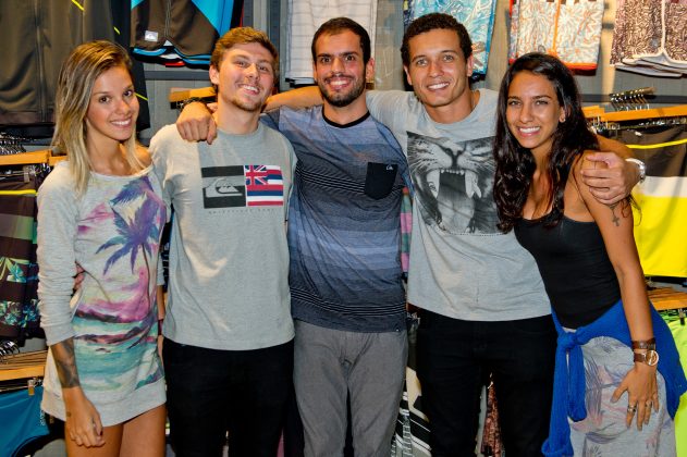 Gabriel Martins, Carine Ribeiro, Matheus Jordani, Raphael Nogueira, Juliana Tacto, festa de lançamento da loja da Quiksilver em Ipanema, Rio de Janeiro. Foto: Eduardo Farias.