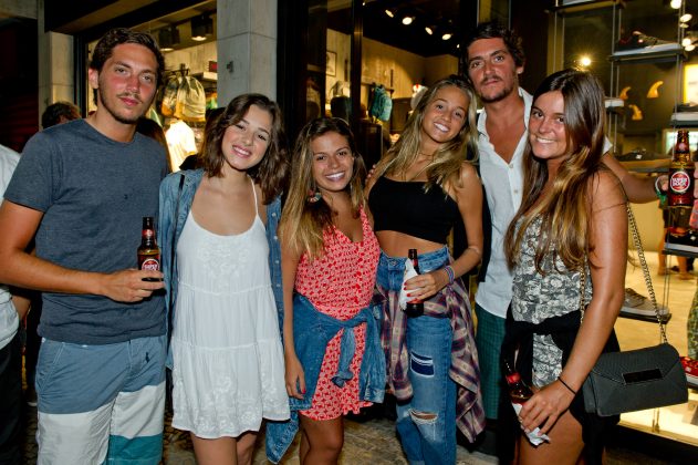 Manuel Miranda, Tamires Brasil, Marina Alvarez, Antonia Gelli, Gonçalo Miranda e Oana Guimarães, festa de lançamento da loja da Quiksilver em Ipanema, Rio de Janeiro. Foto: Eduardo Farias.