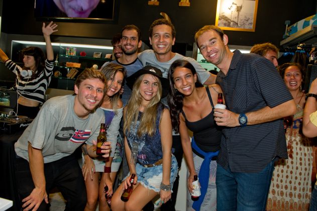 Matheus Jordani, Raphael Nogueira, Gabriel Martins, Carine Ribeiro, Patricia Bondan, Juliana Tacto e Paulo Schwarz, festa de lançamento da loja da Quiksilver em Ipanema, Rio de Janeiro. Foto: Eduardo Farias.