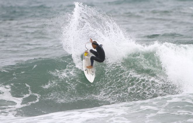 Joao Vitor Chumbinho praia de Itaúna, Saquarema (RJ). Foto: Andre Torelly.