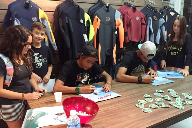 Sessão de autógrafos com Samuel Pupo e Gabriel André, Sthill Beach Club, Santos. Foto: Divulgação.