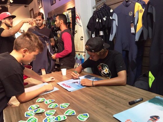 Sessão de autógrafos com Samuel Pupo e Gabriel André, Sthill Beach Club, Santos. Foto: Divulgação.