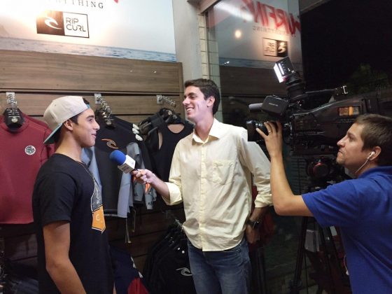 Sessão de autógrafos com Samuel Pupo e Gabriel André, Sthill Beach Club, Santos. Foto: Divulgação.