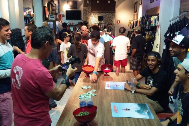 Sessão de autógrafos com Samuel Pupo e Gabriel André, Sthill Beach Club, Santos. Foto: Divulgação.