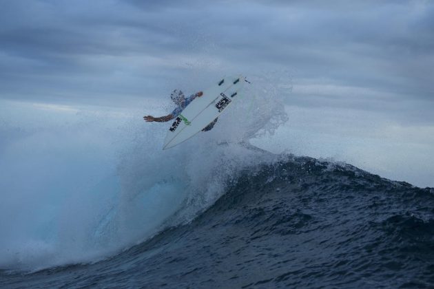 Candidato ao título de estreante do ano, Italo Ferreira decola em Cloudbreak. Foto: Carlos Infante.