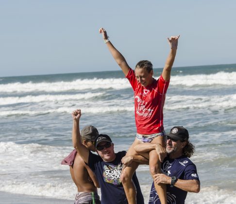 campea-feminino-louise-frumento-10 20º A Tribuna de Surf Colegial. Foto: Simone Fernandes.