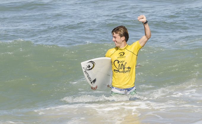 campeao-universitario-vitor-mendes-08 20º A Tribuna de Surf Colegial. Foto: Simone Fernandes.