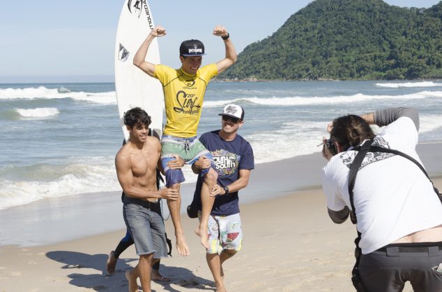 campeao-universitario-vitor-mendes-10 20º A Tribuna de Surf Colegial. Foto: Simone Fernandes.