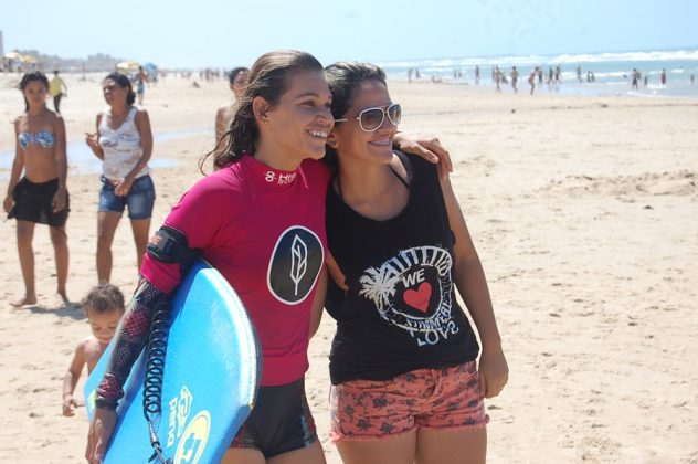 Isabela Sousa antendendo fã-Foto-Lima Jr Circuito Cearense de Bodyboard 2015. Foto: Taiu Bueno.