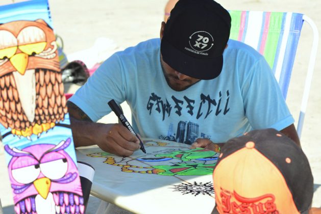 Pintura em pranchas , Riviera de São Lourenço, Bertioga (SP). Foto: Osmar Rezende Filho.