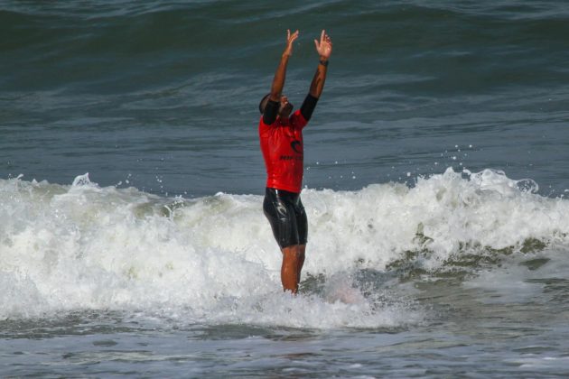 Luiz_diniz Rip Curl Guarujaense de Surf 2015, primeira etapa, Pernambuco, Guarujá. Foto: Nancy Geringer.