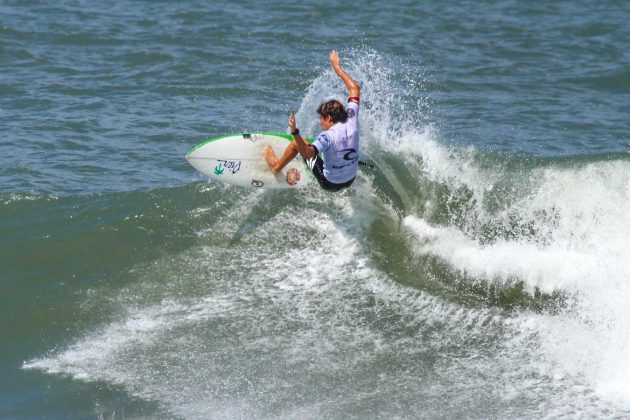 Theo_Fresia4 Rip Curl Guarujaense de Surf 2015, primeira etapa, Pernambuco, Guarujá. Foto: Nancy Geringer.