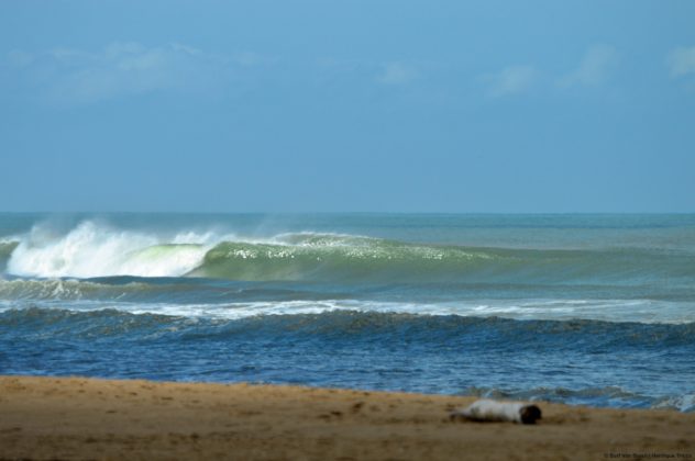 Boca do Rio 1 Barca da Surf Van aproveitam as esquerdas extensas e perfeitas de Regência. Foto: Mozart Teixeira.