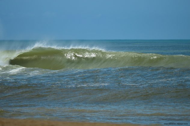 Boca do Rio 2 Barca da Surf Van aproveitam as esquerdas extensas e perfeitas de Regência. Foto: Mozart Teixeira.