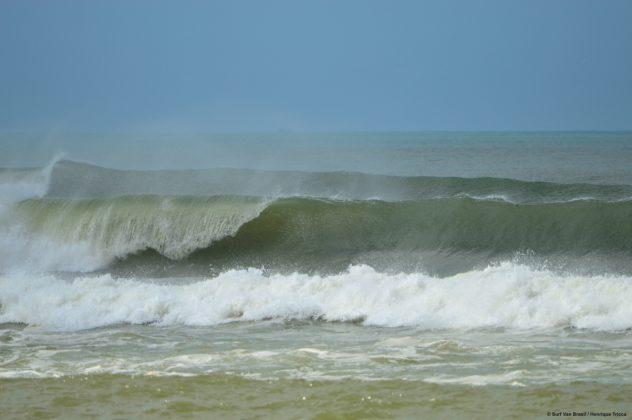 Boca do Rio 3 Barca da Surf Van aproveitam as esquerdas extensas e perfeitas de Regência. Foto: Mozart Teixeira.