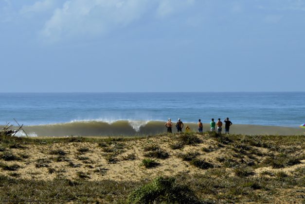 Chegada 3 Barca da Surf Van aproveitam as esquerdas extensas e perfeitas de Regência. Foto: Mozart Teixeira.