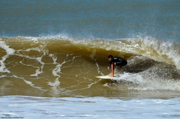 Douglas Pires 1 Barca da Surf Van aproveitam as esquerdas extensas e perfeitas de Regência. Foto: Mozart Teixeira.