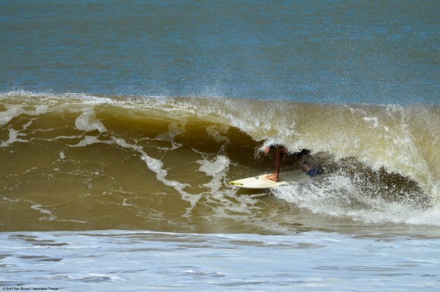 Douglas Pires 2 Barca da Surf Van aproveitam as esquerdas extensas e perfeitas de Regência. Foto: Mozart Teixeira.