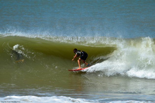 Heitor Ferreira 2 Barca da Surf Van aproveitam as esquerdas extensas e perfeitas de Regência. Foto: Mozart Teixeira.