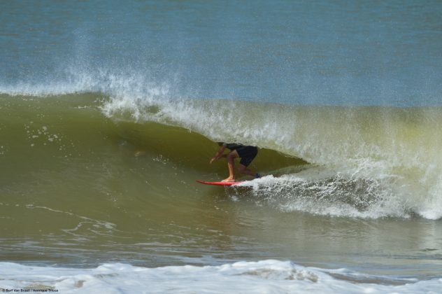 Heitor Ferreira 3 Barca da Surf Van aproveitam as esquerdas extensas e perfeitas de Regência. Foto: Mozart Teixeira.