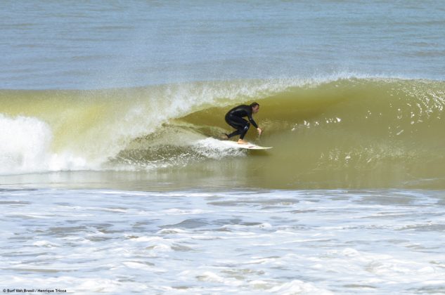 Henrique Tricca 1 Barca da Surf Van aproveitam as esquerdas extensas e perfeitas de Regência. Foto: Mozart Teixeira.