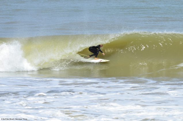 Henrique Tricca 2 Barca da Surf Van aproveitam as esquerdas extensas e perfeitas de Regência. Foto: Mozart Teixeira.