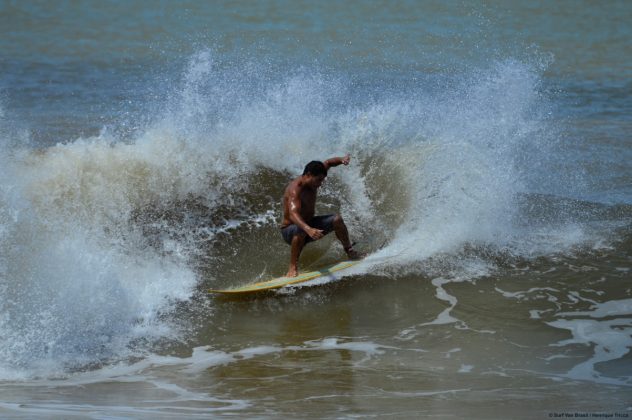 Joa?âo Rodrigues Barca da Surf Van aproveitam as esquerdas extensas e perfeitas de Regência. Foto: Mozart Teixeira.