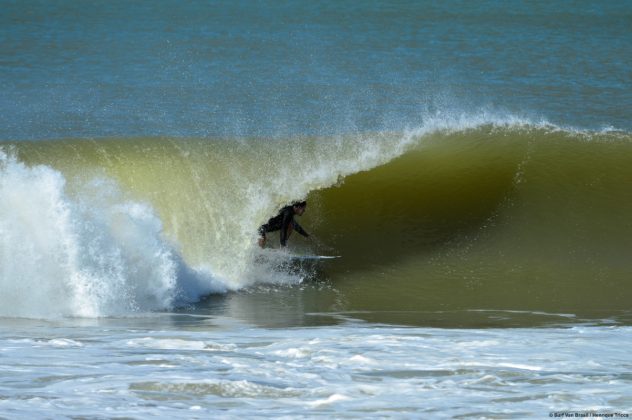 José Muleta Barca da Surf Van aproveitam as esquerdas extensas e perfeitas de Regência, José Augusto Muleta aproveita as esquerdas extensas e perfeitas de Regência. Foto: Mozart Teixeira.