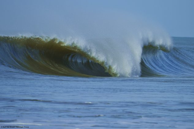 Point 1 Barca da Surf Van aproveitam as esquerdas extensas e perfeitas de Regência. Foto: Mozart Teixeira.