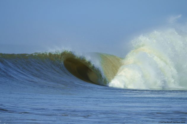 Point 2 Barca da Surf Van aproveitam as esquerdas extensas e perfeitas de Regência. Foto: Mozart Teixeira.