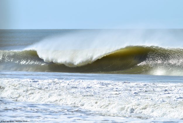 Point 3 Barca da Surf Van aproveitam as esquerdas extensas e perfeitas de Regência. Foto: Mozart Teixeira.