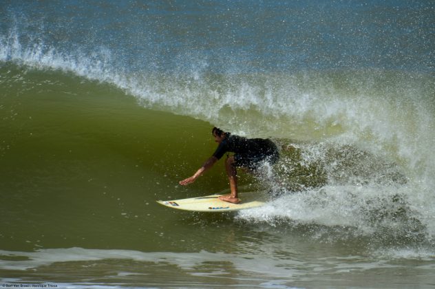 Robson Barros 1 Barca da Surf Van aproveitam as esquerdas extensas e perfeitas de Regência. Foto: Mozart Teixeira.