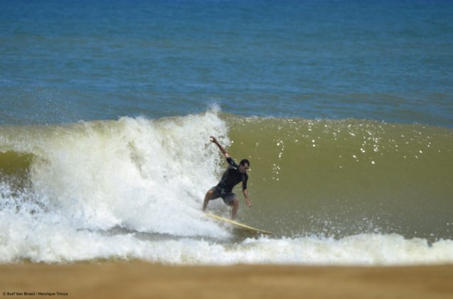 Salada Barca da Surf Van aproveitam as esquerdas extensas e perfeitas de Regência. Foto: Mozart Teixeira.