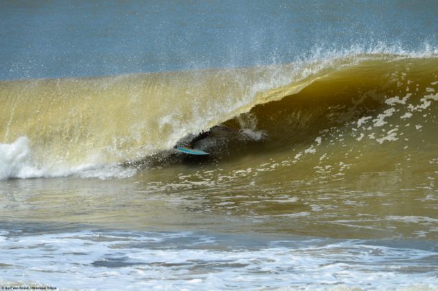 Sni Barca da Surf Van aproveitam as esquerdas extensas e perfeitas de Regência. Foto: Mozart Teixeira.