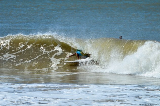 Waj Abou 1 Barca da Surf Van aproveitam as esquerdas extensas e perfeitas de Regência. Foto: Mozart Teixeira.