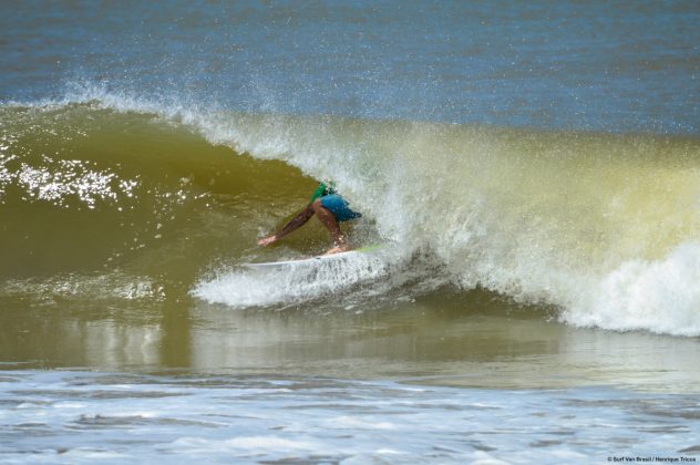 Waj Abou 2 Barca da Surf Van aproveitam as esquerdas extensas e perfeitas de Regência. Foto: Mozart Teixeira.