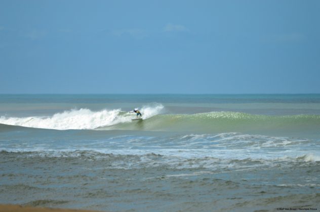 Waj Abou 3 Barca da Surf Van aproveitam as esquerdas extensas e perfeitas de Regência. Foto: Mozart Teixeira.