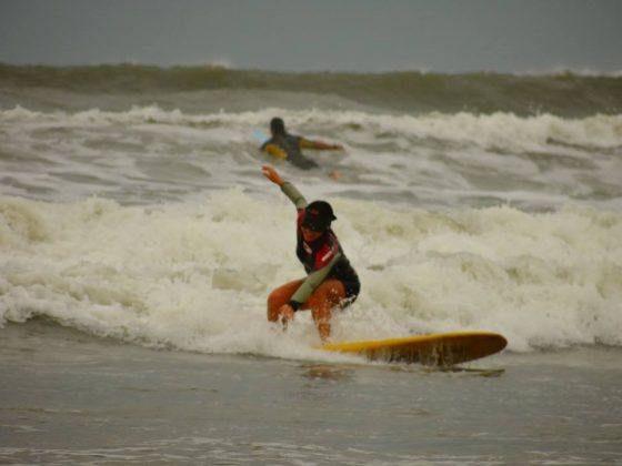 A aluna Tainá faz a tentativa Em comemoração ao Dia da Independência, alunos da Escola de Surf de São Vicente participam de palestras e limpeza da praia. Foto: Robertha de Carvalho.