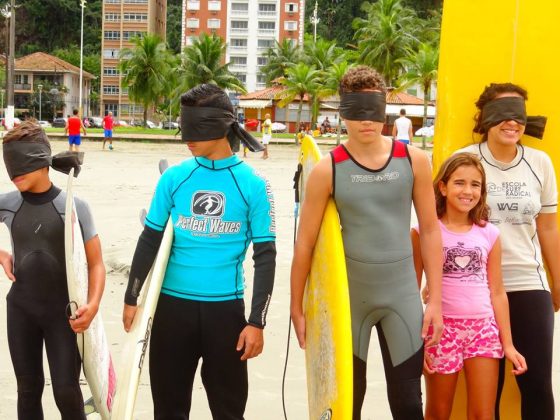 alunos fazem simulação Em comemoração ao Dia da Independência, alunos da Escola de Surf de São Vicente participam de palestras e limpeza da praia. Foto: Robertha de Carvalho.