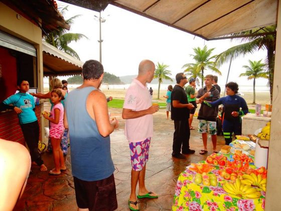 café da manhã Em comemoração ao Dia da Independência, alunos da Escola de Surf de São Vicente participam de palestras e limpeza da praia. Foto: Robertha de Carvalho.