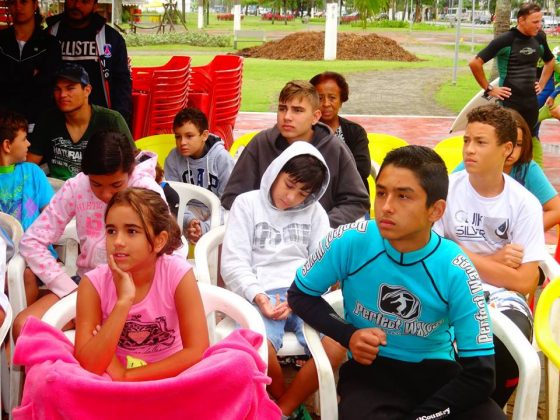 crianças prestigiam palestra Em comemoração ao Dia da Independência, alunos da Escola de Surf de São Vicente participam de palestras e limpeza da praia. Foto: Robertha de Carvalho.