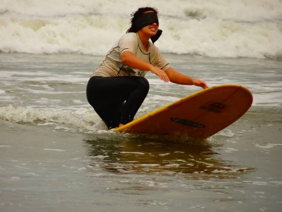 dentro da água é mais dificil Em comemoração ao Dia da Independência, alunos da Escola de Surf de São Vicente participam de palestras e limpeza da praia. Foto: Robertha de Carvalho.