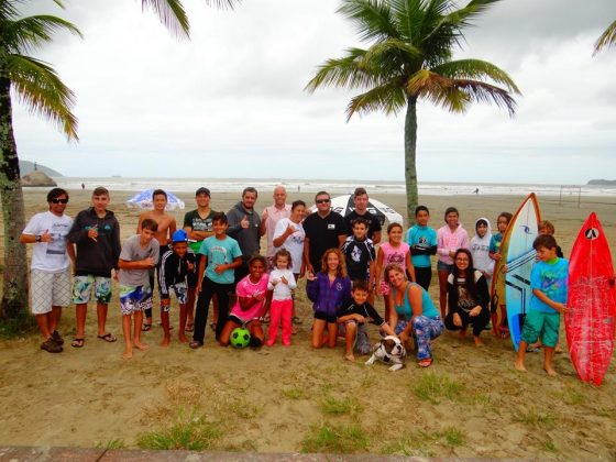 galera Em comemoração ao Dia da Independência, alunos da Escola de Surf de São Vicente participam de palestras e limpeza da praia. Foto: Robertha de Carvalho.