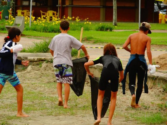 Limpeza da praia Em comemoração ao Dia da Independência, alunos da Escola de Surf de São Vicente participam de palestras e limpeza da praia. Foto: Robertha de Carvalho.