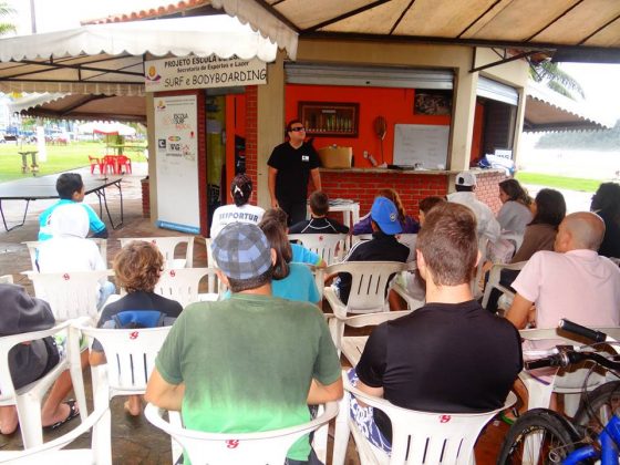 palestra surf club Em comemoração ao Dia da Independência, alunos da Escola de Surf de São Vicente participam de palestras e limpeza da praia. Foto: Robertha de Carvalho.