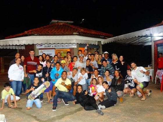 Projeto surf club - Luau Em comemoração ao Dia da Independência, alunos da Escola de Surf de São Vicente participam de palestras e limpeza da praia. Foto: Robertha de Carvalho.