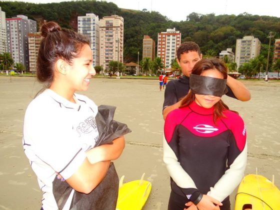 simulação da falta de visão Em comemoração ao Dia da Independência, alunos da Escola de Surf de São Vicente participam de palestras e limpeza da praia. Foto: Robertha de Carvalho.